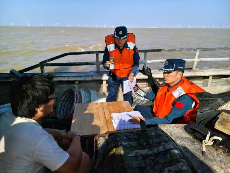 昼夜追击！海警成功抓获2艘非法捕捞渔船