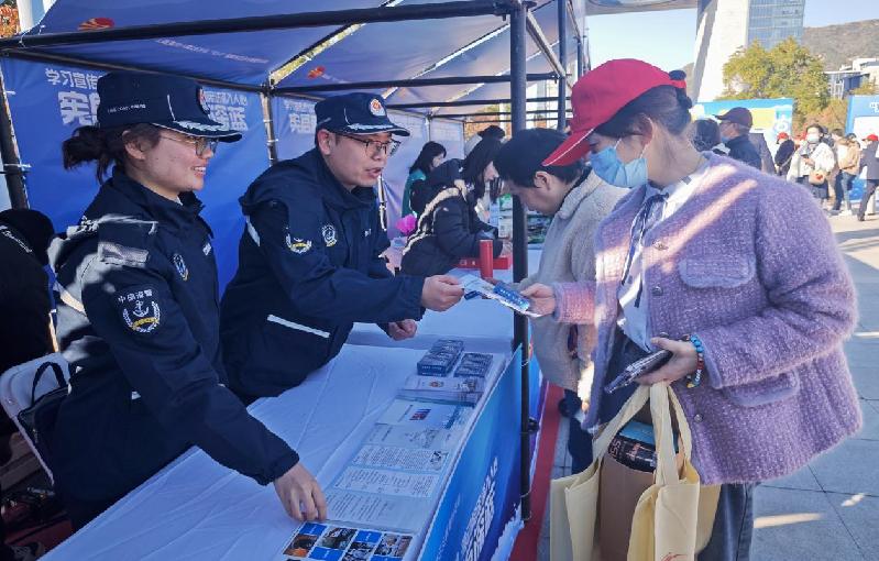 与法同行，精彩呈“宪”