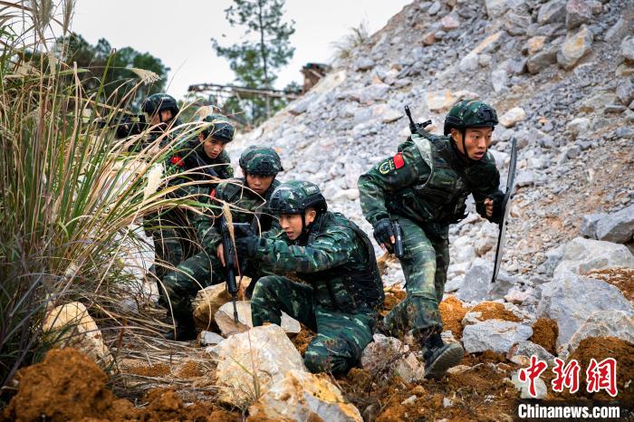 直击桂林武警“魔鬼周”极限训练