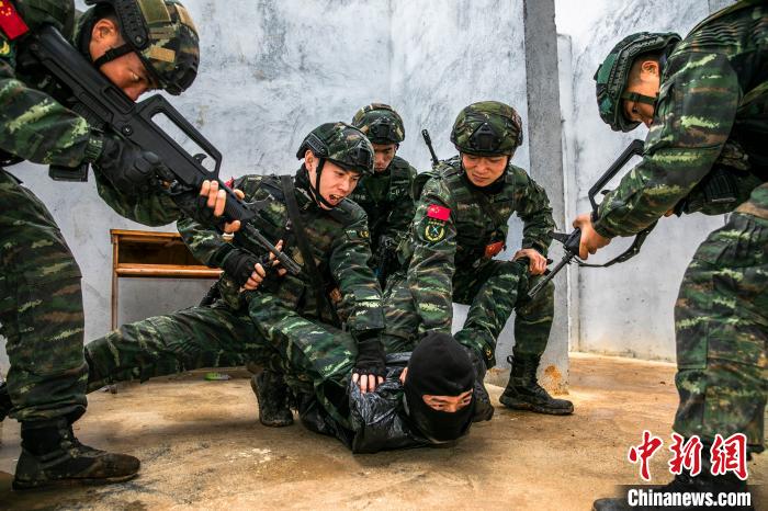 直击桂林武警“魔鬼周”极限训练