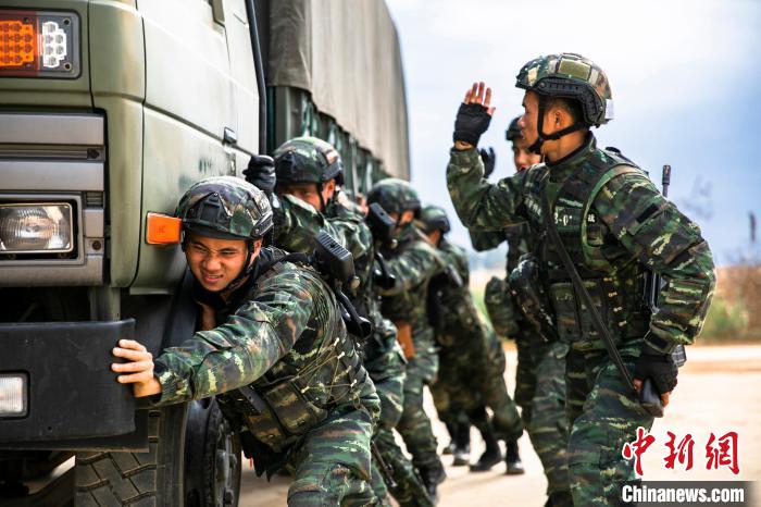 直击桂林武警“魔鬼周”极限训练