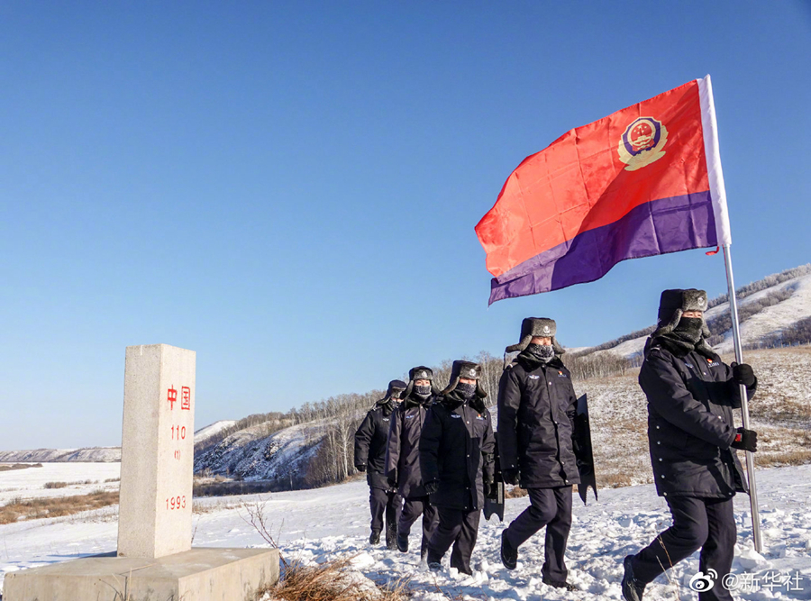 严寒下的坚守！向踏雪巡边的民警致敬