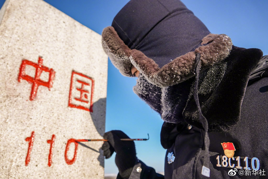 严寒下的坚守！向踏雪巡边的民警致敬