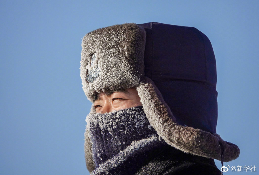 严寒下的坚守！向踏雪巡边的民警致敬