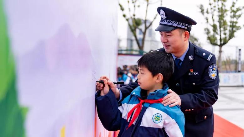 【警花护苗】庆祝警察节 “平安校园万童承诺”活动启动