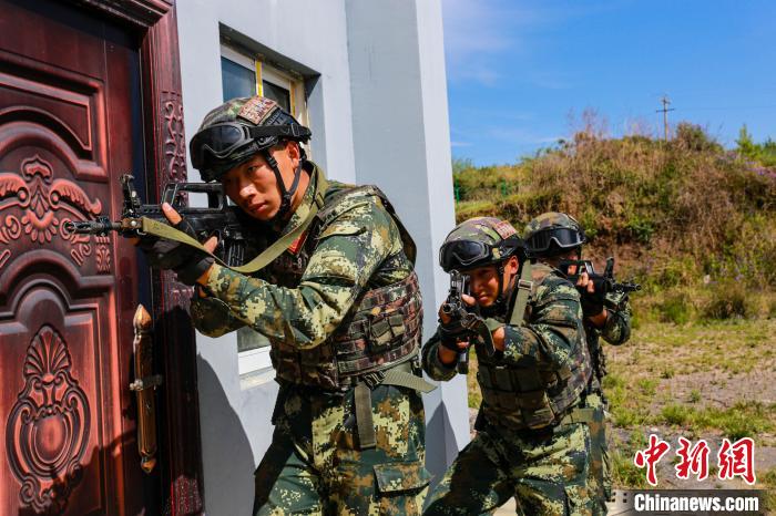 武警毕节支队特战队员开展野外训练