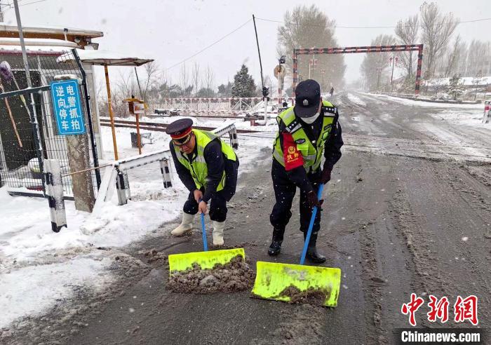 铁路公安全力应对恶劣天气战风雪斗严寒保安全