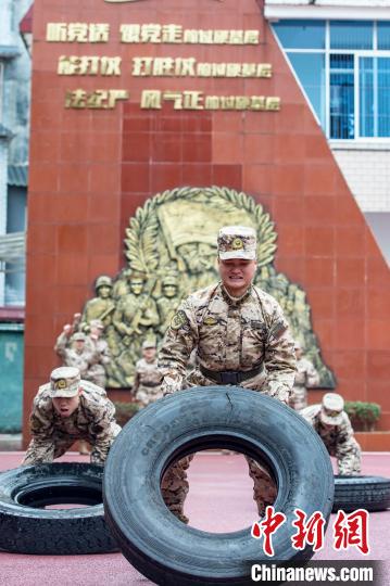 广西桂林武警官兵多课目训练锤炼过硬本领