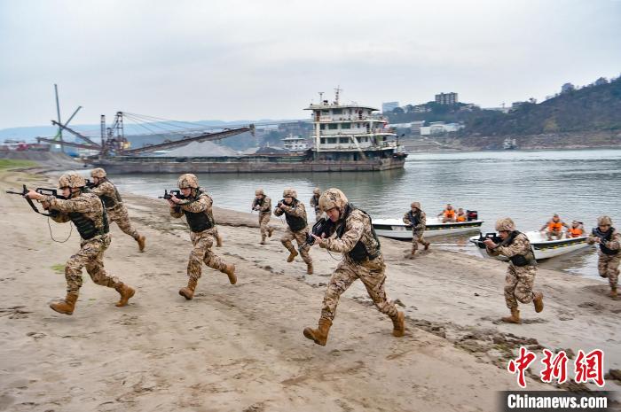 乘风破浪 重庆武警实战化演练淬炼水上“尖刀”