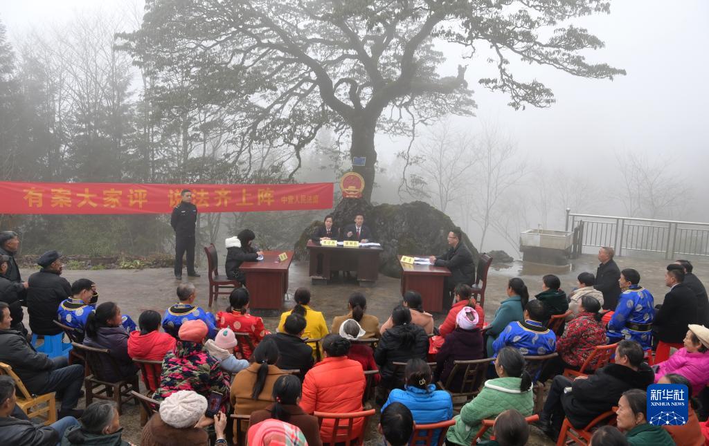 湖北鹤峰：巡回送法进乡村