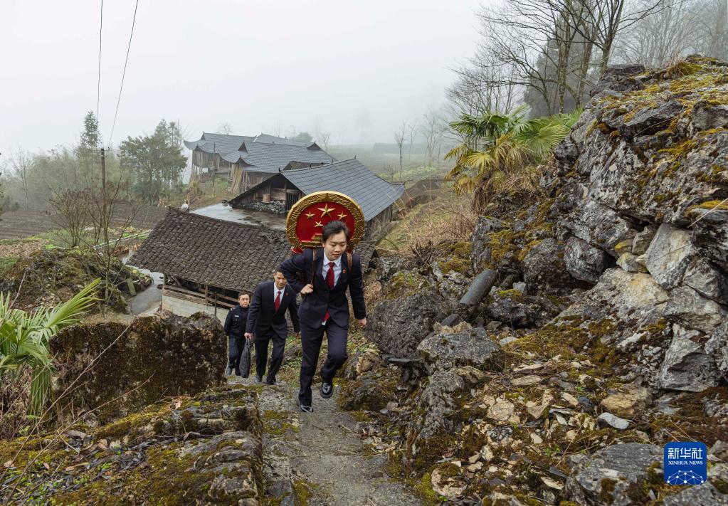 湖北鹤峰：巡回送法进乡村