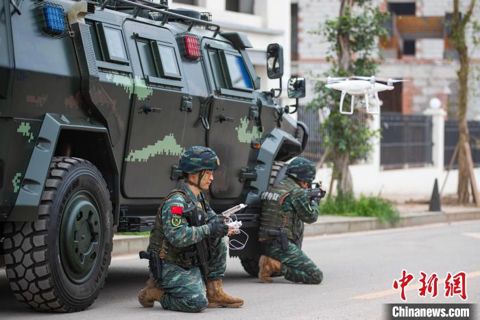 直击重庆武警特战队员楼房反劫持演练