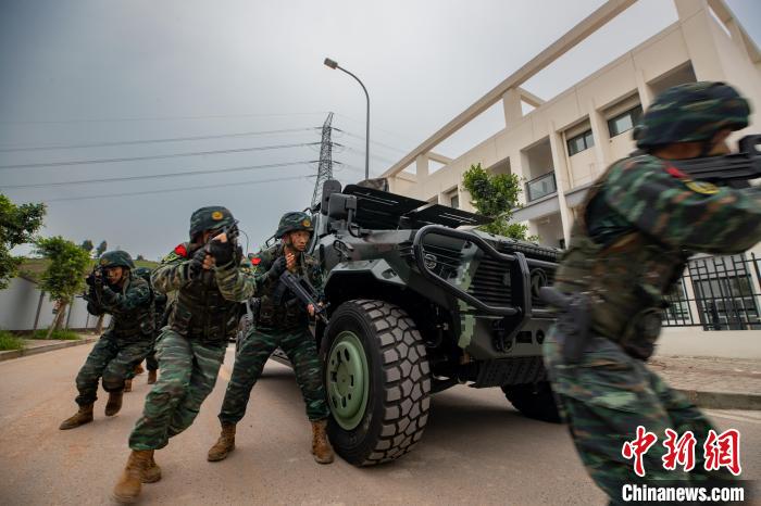 直击重庆武警特战队员楼房反劫持演练