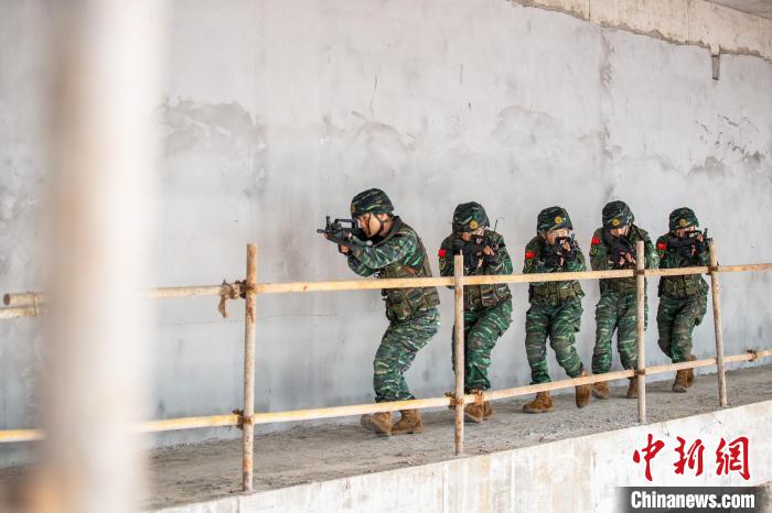 直击重庆武警特战队员楼房反劫持演练