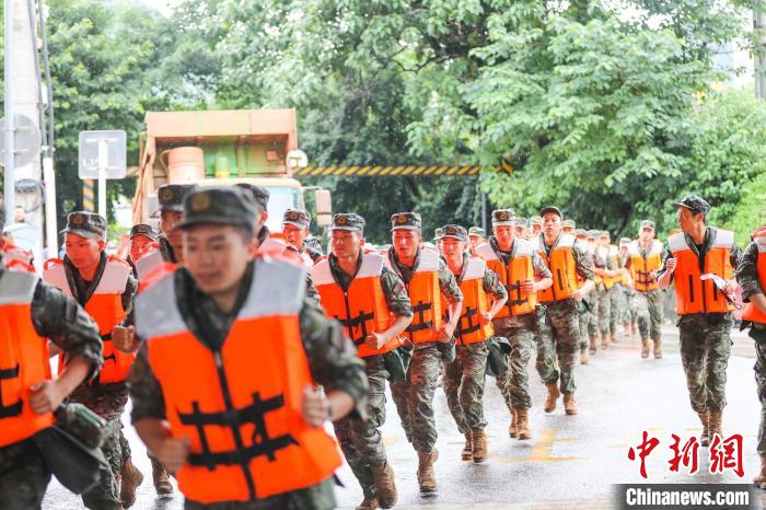 重庆万州遭遇大暴雨袭击 驻地武警官兵紧急驰援