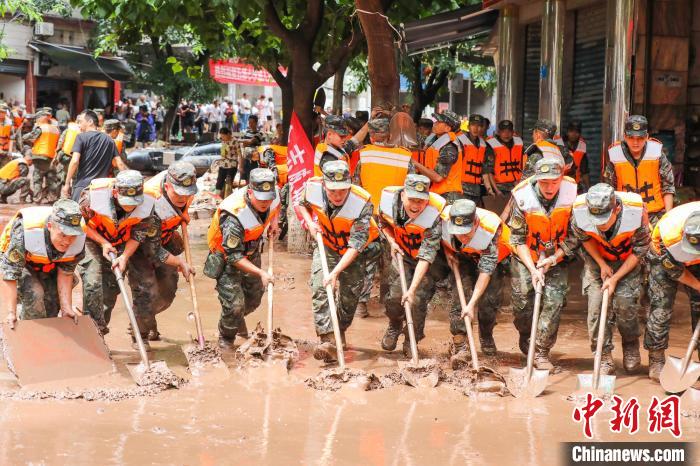 重庆万州遭遇大暴雨袭击 驻地武警官兵紧急驰援