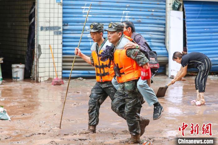 重庆万州遭遇大暴雨袭击 驻地武警官兵紧急驰援