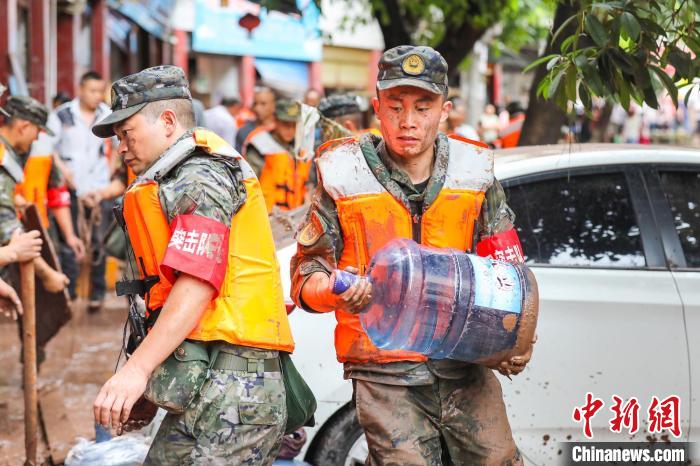 重庆万州遭遇大暴雨袭击 驻地武警官兵紧急驰援