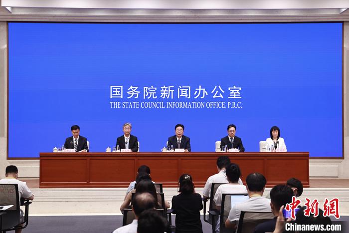 国家知识产权局:今年1-6月累计打击商标恶意注册24.9万件 7月18日,中国国务院新闻办公室在北京举行新闻发布会,国家知识产权局副局长胡文辉、战略规划司司长葛树、知识产权保护司司长张志成、知识产权运用促进司司长雷筱云介绍2023年上半年知识产权工作有关情况,并答记者问。 <a target='_blank' href='/'><p align=