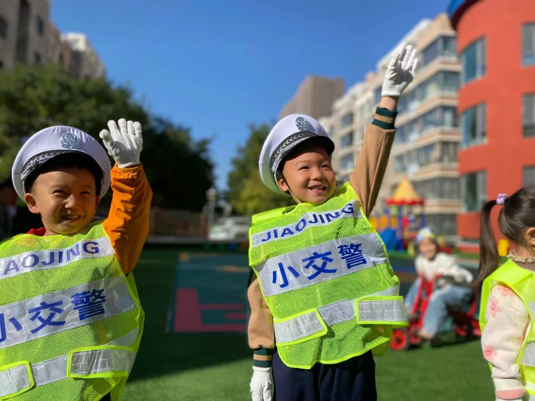 青城交警带领萌娃“沉浸式”体验交通安全