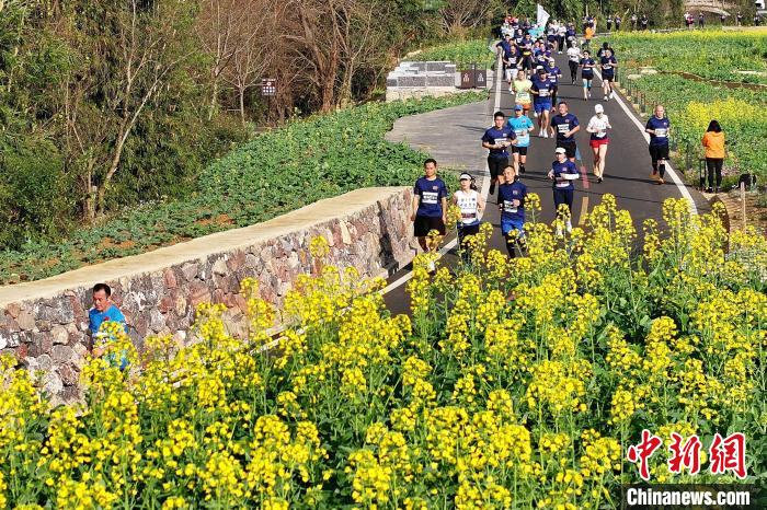 2024万峰林警察半程马拉松赛开跑