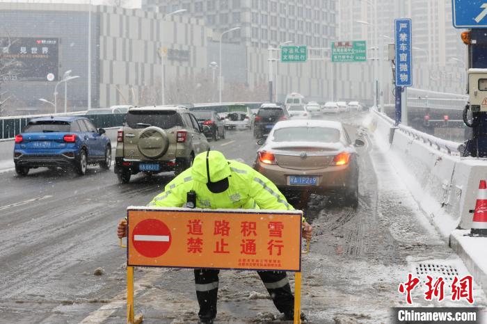 安徽合肥迎入冬后最强降雪 交警坚守风雪一线保畅通