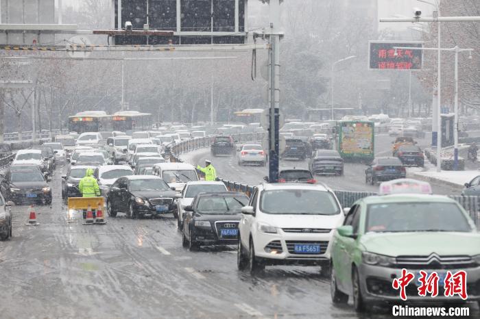 安徽合肥迎入冬后最强降雪 交警坚守风雪一线保畅通