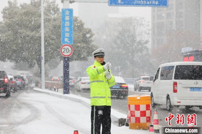 安徽合肥迎入冬后最强降雪 交警坚守风雪一线保畅通