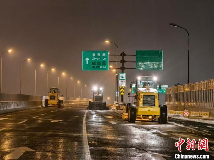 安徽合肥迎入冬后最强降雪 交警坚守风雪一线保畅通