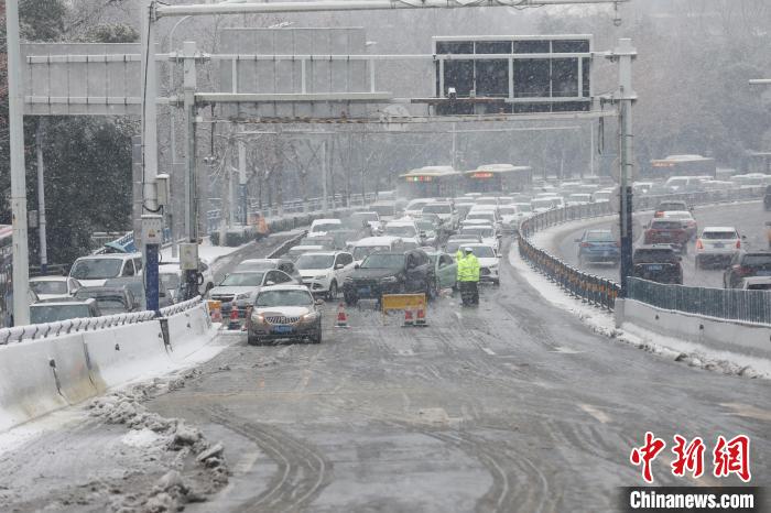 安徽合肥迎入冬后最强降雪 交警坚守风雪一线保畅通