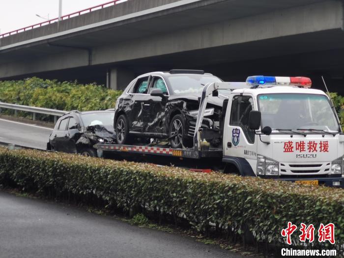 苏州多车追尾交通事故现场基本处理完毕 事故致3人受伤6人轻微擦伤