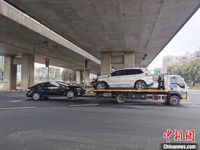 苏州多车追尾交通事故现场基本处理完毕 事故致3人受伤6人轻微擦伤