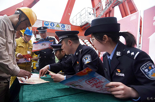 让国家安全教育到身边进心里，泰州边检民警普法宣传到口岸进码头