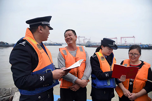 让国家安全教育到身边进心里，泰州边检民警普法宣传到口岸进码头