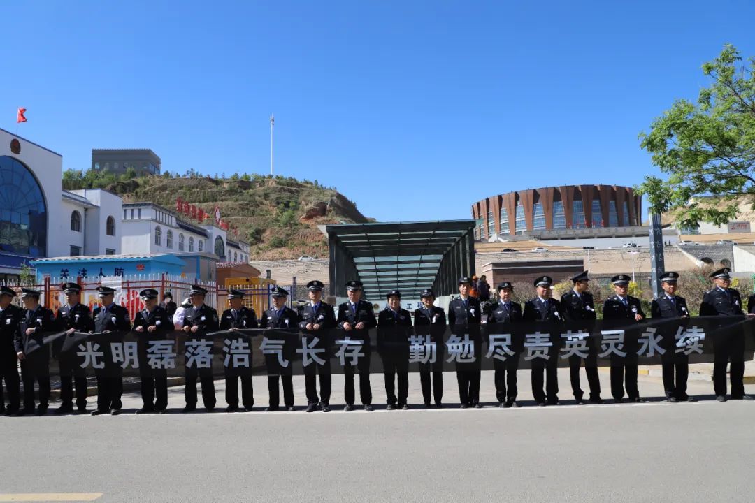 痛别战友!因公牺牲民警李新春同志遗体告别仪式举行