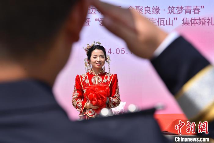 中缅边境云南沧源：戍边民警举办集体婚礼