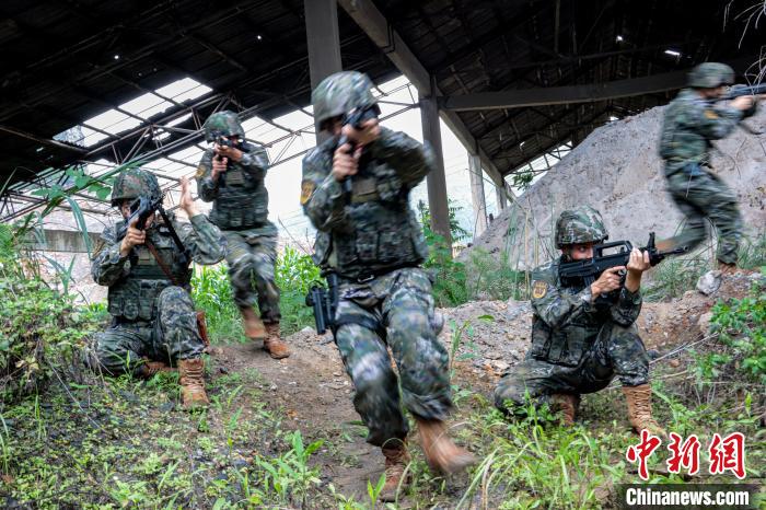 多路追击 直击广西河池武警反恐演练现场