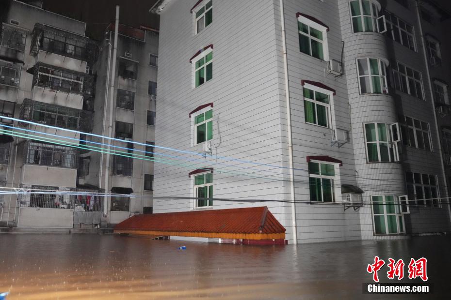 直击湖南平江县洪水受灾现场 各方力量彻夜救援 直击湖南平江县洪水受灾现场 各方力量彻夜救援