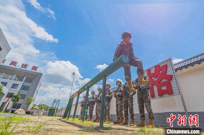 广西玉林武警官兵战高温斗酷暑 “三伏”砺兵正当时