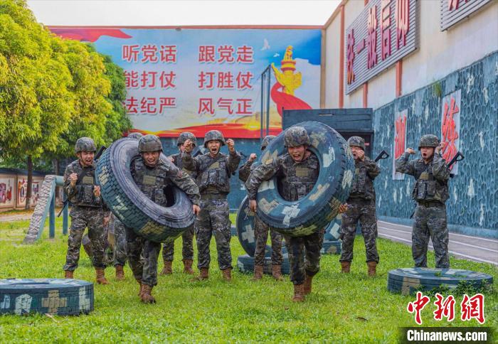 广西玉林武警官兵战高温斗酷暑 “三伏”砺兵正当时