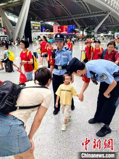 铁路警花的暑运日常：甘担旅客的“救急大使”