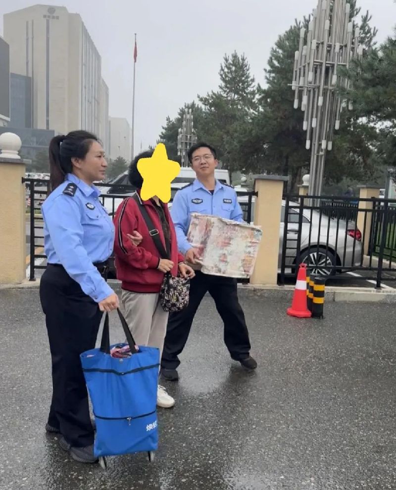 巩固提升 “抓强整树”丨老人办理户籍业务 民警热情服务并护送回家