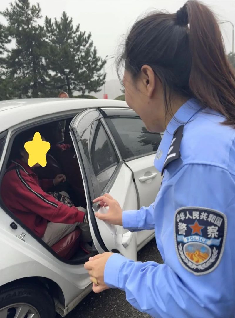 巩固提升 “抓强整树”丨老人办理户籍业务 民警热情服务并护送回家