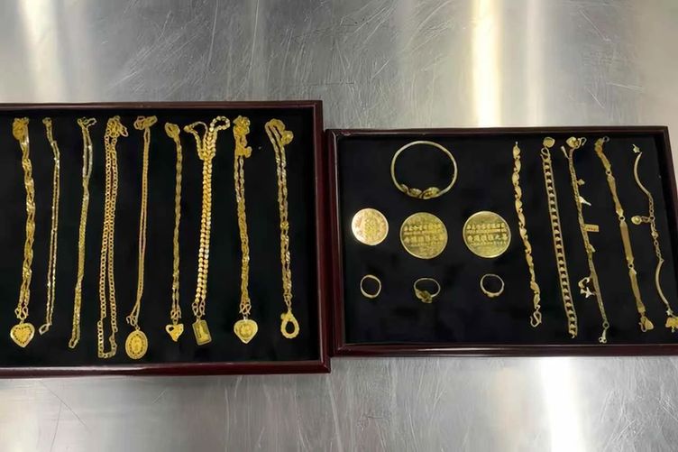 香港西九龙站海关查获一批超量足金制品