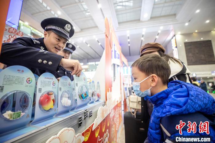 重庆铁警开展安全宣传 提升旅客防骗防毒意识 重庆铁警开展安全宣传提升旅客防骗防毒意识