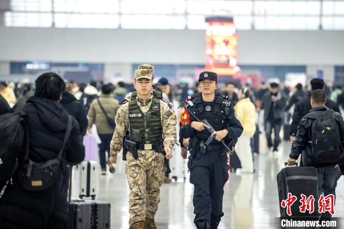 重庆铁警开展安全宣传 提升旅客防骗防毒意识