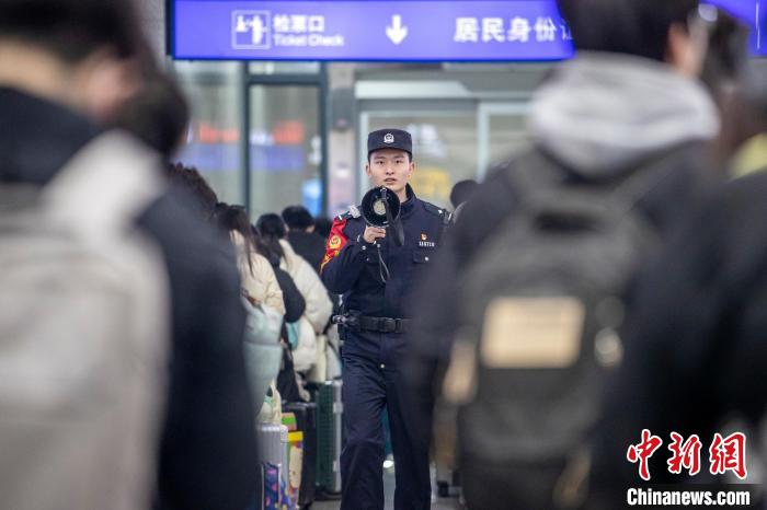 重庆铁警开展安全宣传 提升旅客防骗防毒意识