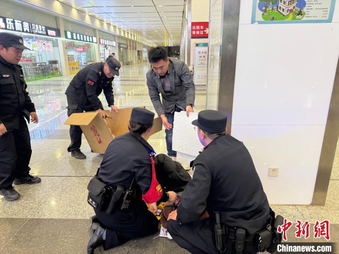 (新春走基层)女子韶关高铁站突发疾病 铁路民警暖心施救