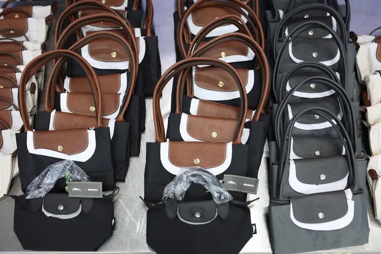 连云港海关查获旅客违规携带手提包61件