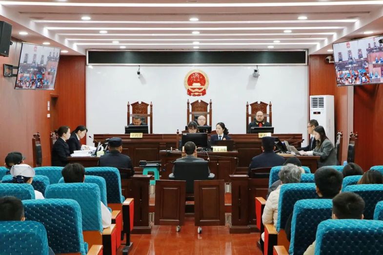 贵州省黔西南州委原常委、秘书长张玉龙受贿、诈骗案一审开庭